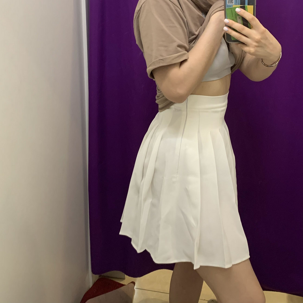 Вот это я школьница конечно.А так вроде все норм,немного посвечивает,но плиссировка это все маскирует.В ветреную погоду не надевать.