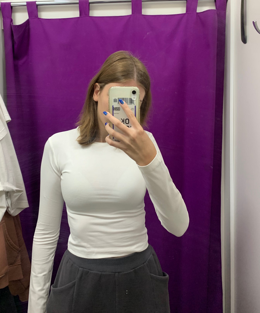 Покупала такую же чёрную кофточку, отличный обтягивающий топ, до сих пор один из любимых. Решила попробовать в белом цвете того же размера: большая кофта, не обтягивает, по длине закрывает живот, да ещё и просвечивает (но что я ждала от белого хлопка). В общем, отказ и надежда на лучшее