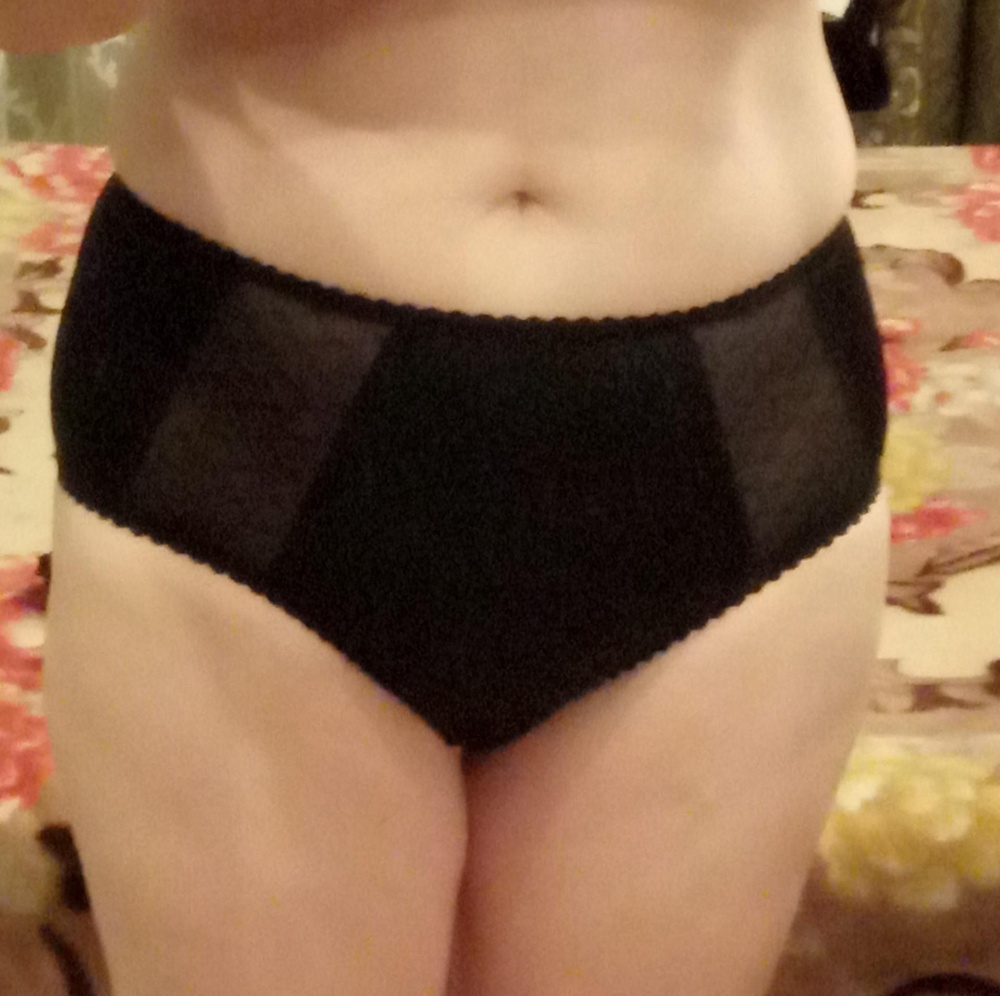 Трусики очень хорошие! Трикотаж плотный, резиночка ажурная, кружево целое. Товар был упакован, целый, все хорошо. Высокая посадка, как и заявлено. Надеюсь, что в носке не будут тянуться или линять. Все же цена 865 руб! Всегда читаю отзывы и смотрю фото. На нижнее белье мало фотографий, а хотелось бы видеть, как сидит нижнее белье на реальных женщинах.