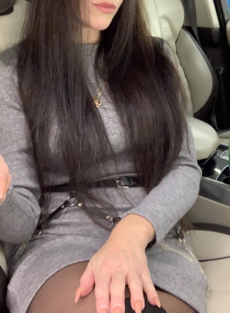 Шикарная! Украшение оригинальное, качественное. Спасибо, сделало из моего скучного платья прикольную вещицу) С ботфортами👍🏻