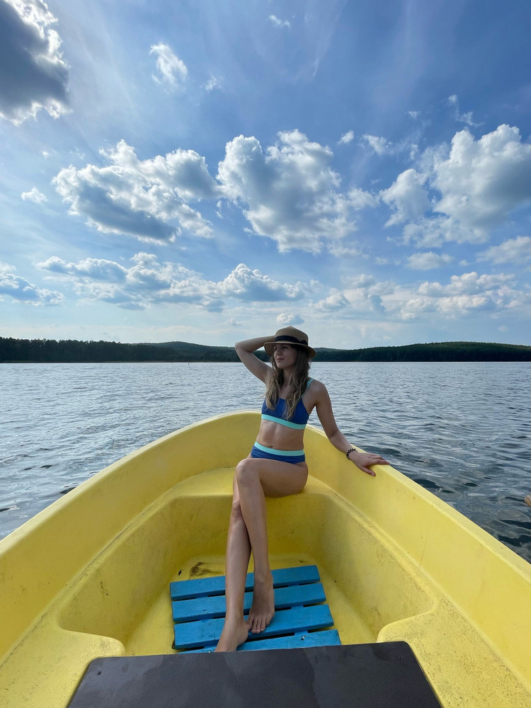 Отличный купальник S на мой стандартный S сел идеально. Лиф оч плотный, классный, у трусиков завышенная талия, сидят супер, в общем я довольна, спасибо 