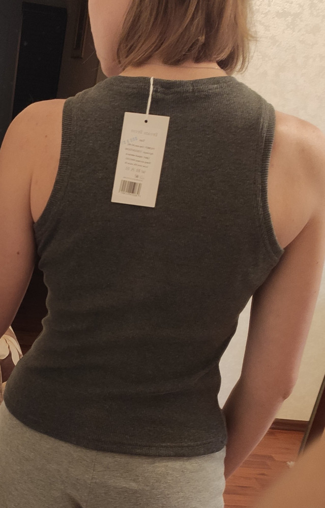 Красивый облегающий топ, приятная мягкая довольно плотная ткань, смотрится отлично, единственное, что верх топа узковат: видны бретели лифа, но это не проблема). На ОГ 90, ОТ 70 размер подошёл.
Один минус, на фото к товару цвет топа  светло-серый (в описании серый меланж), а в реальности тёмно-серый, как на фото с описанием светло-серый меланж, я, к сожалению, не сама забирала товар, поэтому увидела только дома,  очень хотела именно светло-серый, как на картинке, но процент выкупа терять не захотела, да и серый красивый, поэтому оставила. Производитель, исправьте описание!