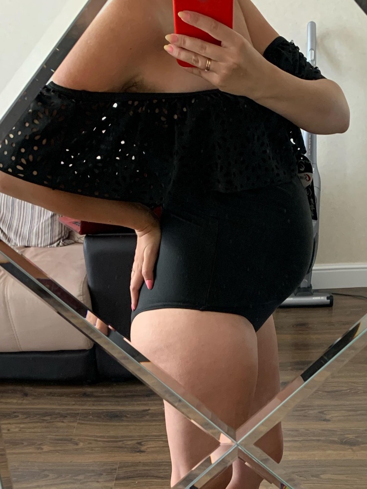 Хороший купальник, на беременный животик вообще отлично, нигде ничего не жмёт, ещё и место немного есть. На тонкую талию, скорей всего, были бы складки на животе. Единственное, не хватает фиксирующей резинки под грудью, при спущенных плечах нет уверенности, что купальник не спадёт. Качество хорошее, ничего не просвечивает. 