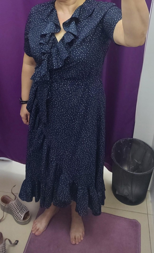 К телу приятно , платье весеннее, хорошая ткань и размер в размер, швы ровные , нитки не торчат. Размер на фото хххл, мой размер ххл.