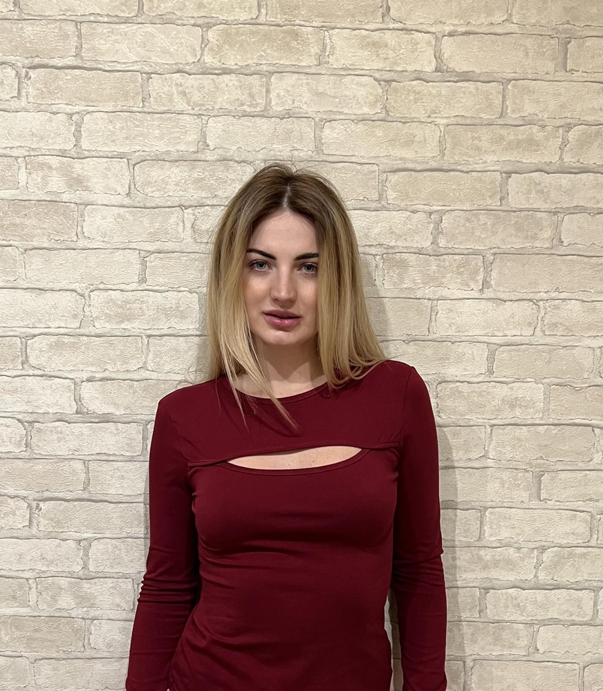 Я влюбилась в лонгслив) цвет мой, вырез на груди офигенный ) очень крутой материал . Пришёл быстро , размер в размер . На мне S. Супер 😍