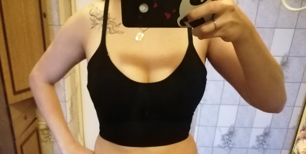 Топ отличный, сел идеально. Резинка плотная, подчёркивает талию. На груди тоже сидит отлично, есть вкладки.