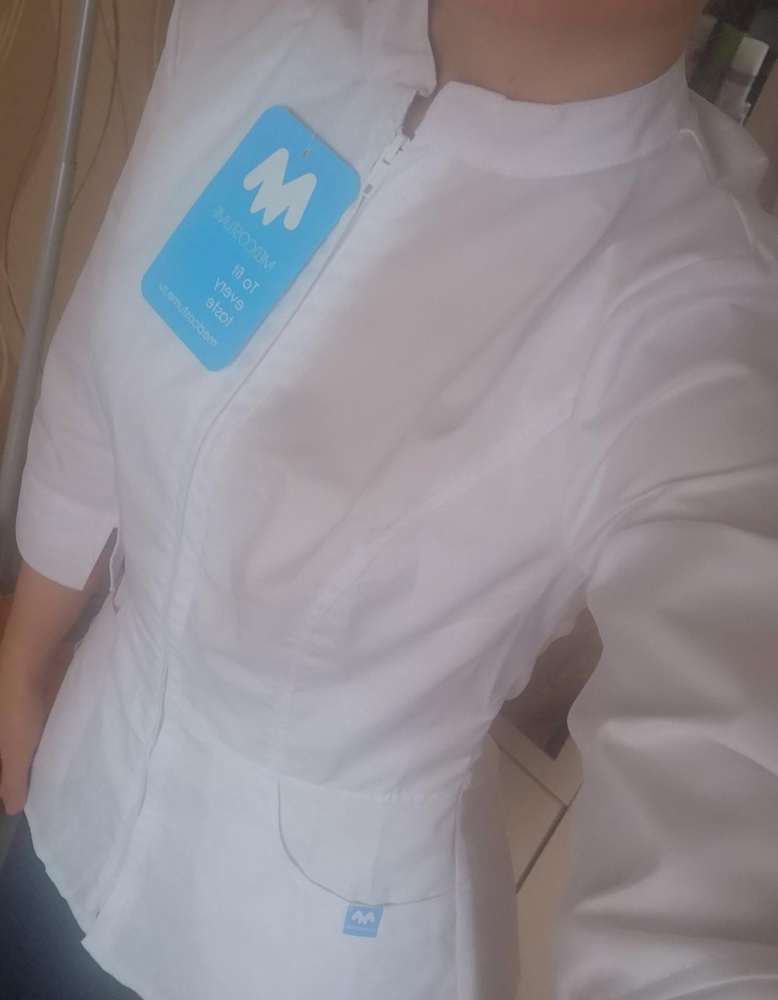 Хорошая, но на мой 42 села очень туго, перезаказала на 44-свободно, но оставила, удобней будет на работе, поэтому делаю вывод немного маломерит