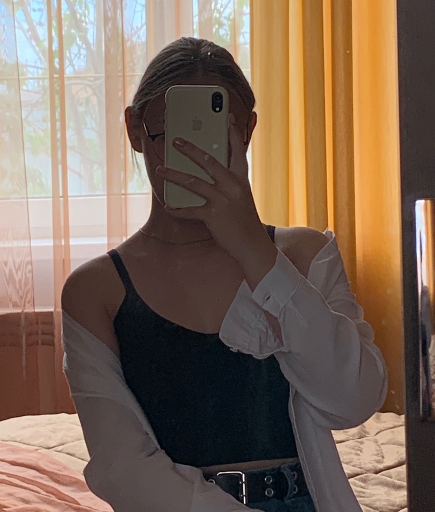 топ классный,материал эластичный,и в целом на ощупь приятный.Лямки регулируются,чашечки съемные
