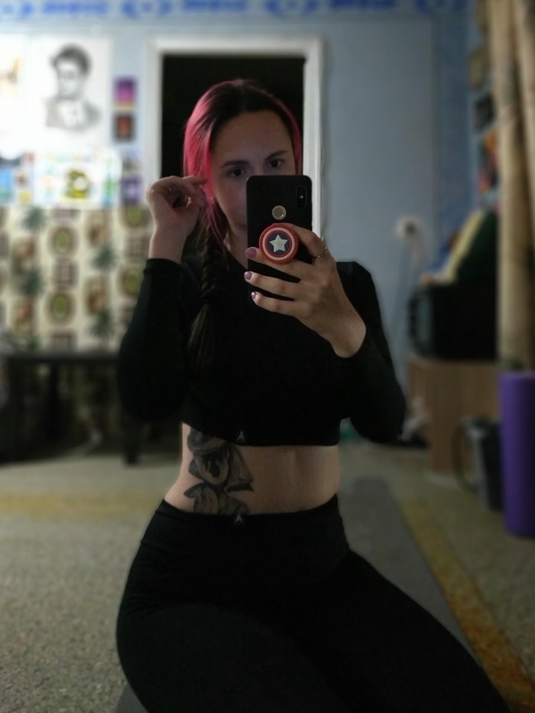 Просто пушка-бомба 👍🏻 заказала сначала рашгард, а следом легги. Качество отличное, смотрится отлично, грудь держит (для меня это всегда проблема). По параметрам из таблицы на меня должна идти М, но я тёртый калач и заказала ещё и L. Не прогадала — по плечам и груди как обычно маловата М-ка.

Буду кайфовать от трень ещё больше, спасибо!🔥