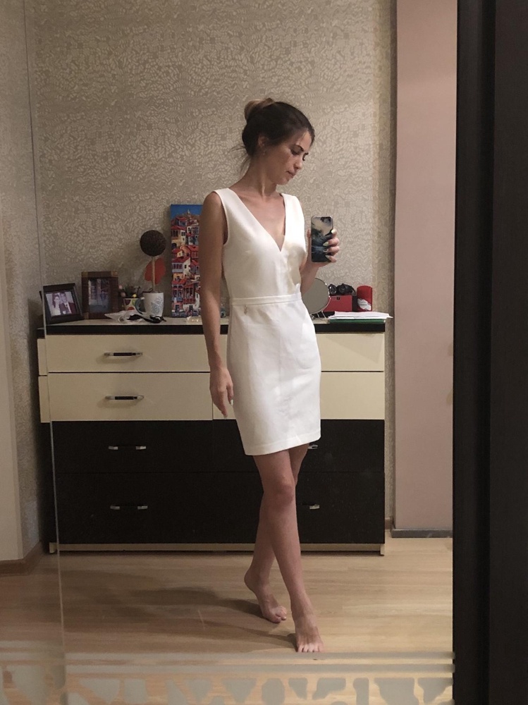 Отличное платье. Качественное. Цвет белый. Ткань и кружево нежнейшее, как будто свадебное платье мерила, только короткое) Платье по фигуре не село- но я не смогла от него отказаться! Изюминка платья это спинка. Мне в груди велико. На рост 164 короткое. Взяла 42р. 44- большое. Рекомендую 