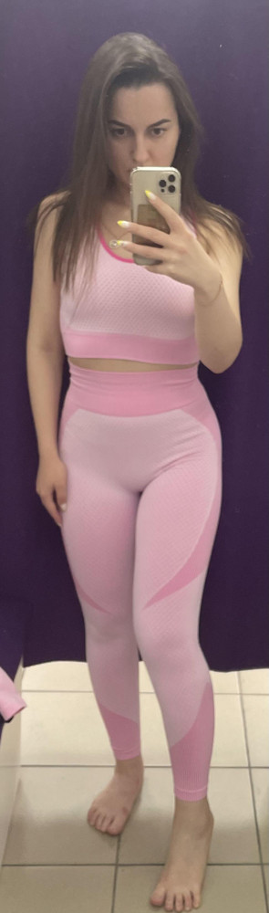 Костюм хороший , приятный к телу , мягкий. На параметры рост 162, 87/65/94 брала 44 размер, сел отлично. Только кофта с длинными рукавами как будто на размер 42 , если застегнуться , будет очень плотно. А так 👌, себе оставила)