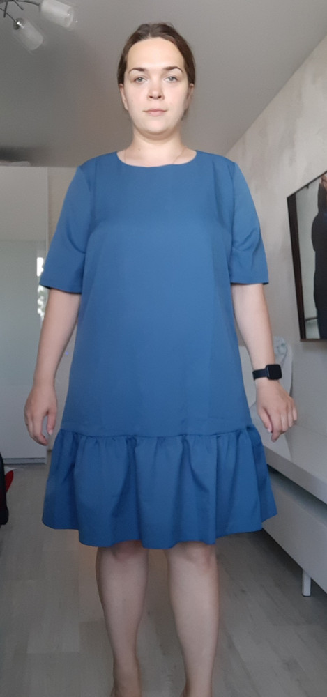 Платье смотрится хорошо, скрывает все недостатки. Очень комфортное. На ог-106, ож-90,об- 116 и рост 164 50 размер идеально. Вживую круче смотрится. Можно и с туфлями и с кедами)