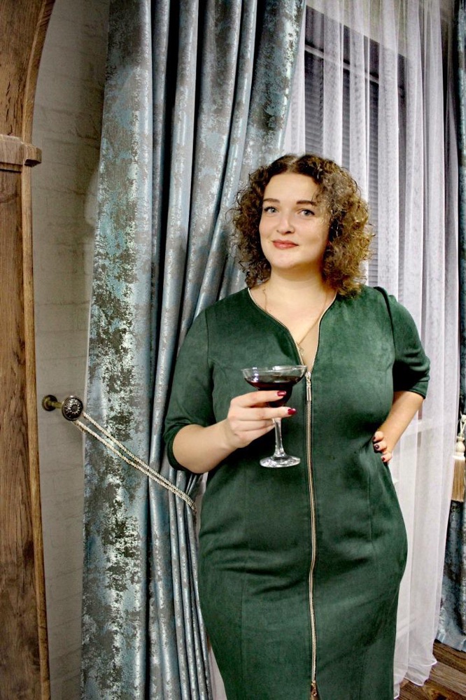 Прекрасное платье. Соответствует размеру, приятное к телу. Удобная молния.