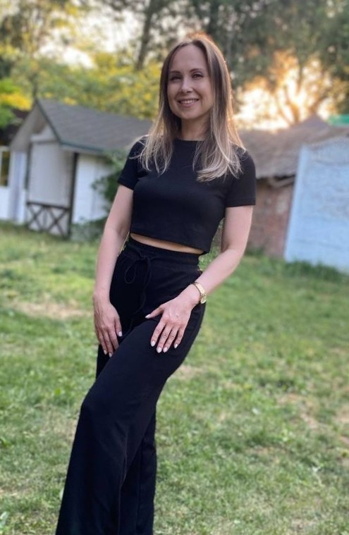 Костюм хороший, ни на свой 44 я взяла XL так как в  L очень тугая резинка на талии. В  XL тоже тугая.. Талия у меня 69 см