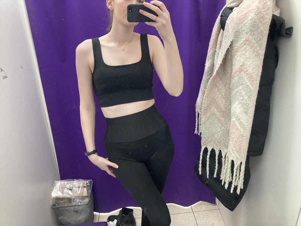 Просто невероятный топ, сразу как забрала заказ побежала в зал выгуливать обновку и скажу, что он очень удобный. Смотрится очень женственно и нежно и при этом отличнейшая фиксация груди. Советую внимательно и правильно выбирать нужный вам размер и тогда все будет супер! Спасибо производителю! Правда не положили в пакетик влажные салфетки как это делали другим, поэтому лучше берите их с собой, чтобы стереть отпечатки дезодоранта, если решите вернуть покупку обратно. Уважайте себя и других покупателей, которые возможно после вашей примерки будут тоже менять данный товар