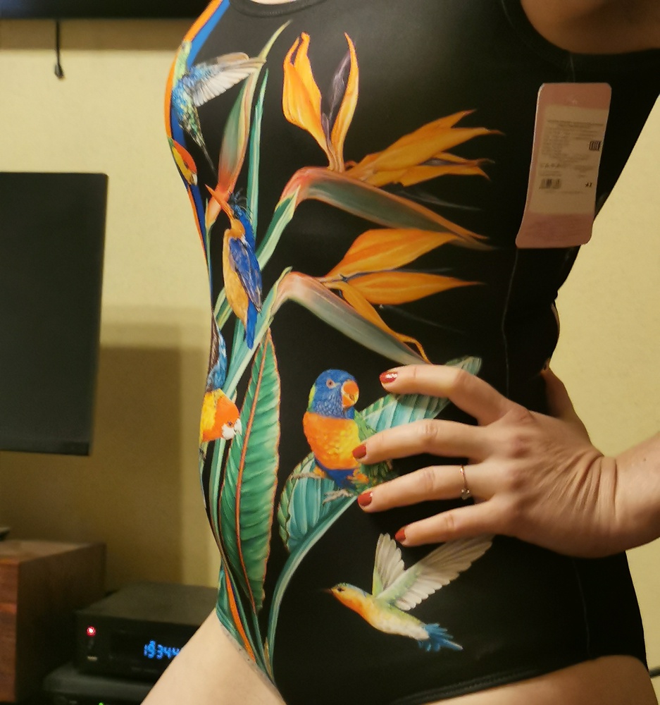 Удобная посадка, красочный принт. Вкладки вынимаются из лифа, что удобно. 