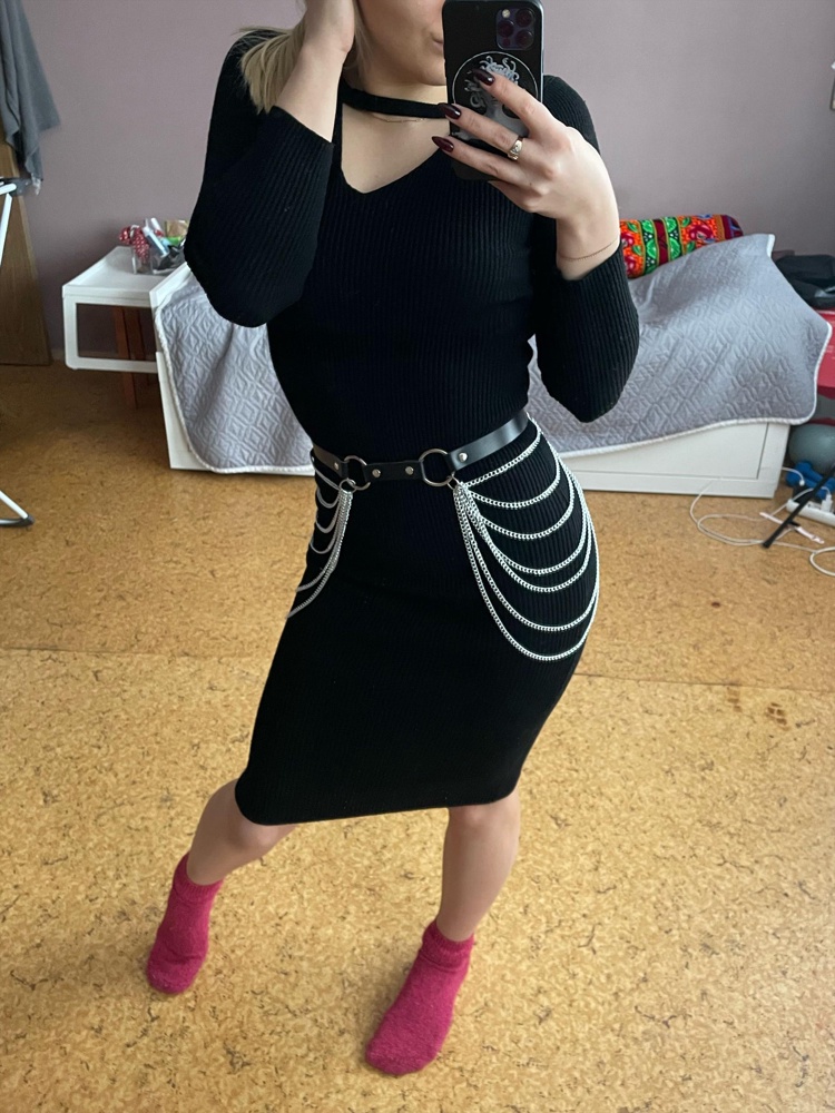 Взяла в подарок подруге пояс и брелок этой же фирмы  — восторгу было на всю квартиру) Очень красиво сидит и на платье и на брюках и на боди и без одежды 🙈 мы попробовали все варианты )) взяла размер М, подошло и на неё и на меня. Пояс Упакован в чёрный фирменный пакет. Брелок в коробке. Аккуратно и красиво. 