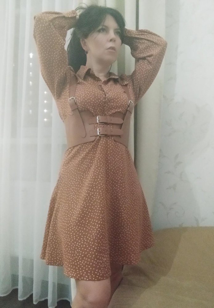 Очень понравилась портупея. Выполнена хорошо, качественно, нитки не торчат, сшито ровно, симметрично, резинка на спине плотная, тянется хорошо. Подойдёт и для строгого образа, и для романтичного, и для озорного. Очень хорошо поддерживает осанку, что тоже немаловажно 😅.