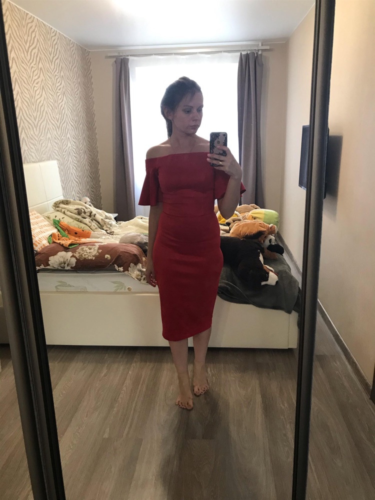 Платье супер крутое! И материал. И модель! Заказывала дважды. Искала темно синее - первый раз заказывала чёрное. Понравилось очень! Но после все переигралось и заказала красное. Практически не стала его мерить. Сразу взяла) Размер ношу маленький, иногда 40-42 велик. Платье заказала 40. Село как по мне сшито! Советую точно! Рассмотрю вариант покупки в другом цвете. Я довольна как слон))))