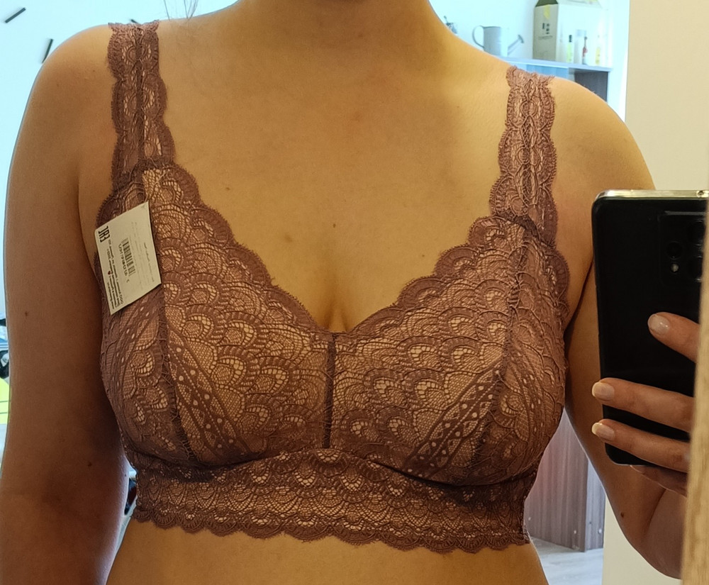 Мне понравился. Тонкий, внутри хб,  но держится хорошо, не скатывается и не врезается