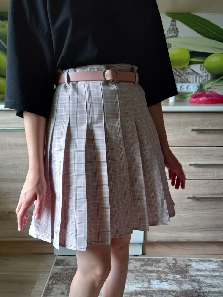 На 42 размер заказала 44 (L) т.к. в отзывах почитала, что маломерит. В итоге в бёдрах  хорошо села, а в поясе большая, но если заказывать на размер меньше, в бедрах бы она не налезла, и складки торчали бы. Поэтому решили обратиться к швее, ушить в поясе. Сама юбочка симпотичная, цвет  прям как на фото. Сама ткань приятная к телу, но цена завышена для такой юбки,  800р.максимум ей. Купила только потому что ребенок очень хотела такой фасон и цвет. Звезду сняли за плесневелый запах , надеюсь стирка поможет избавиться от него.