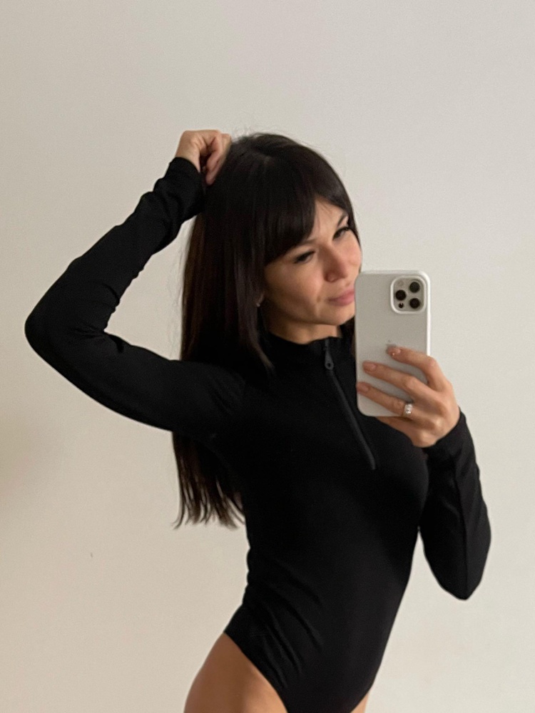 Ткань хорошего качества, сшит хорошо, размер подошёл, НО горловина не совсем ровная, поэтому снимаю одну звезду 