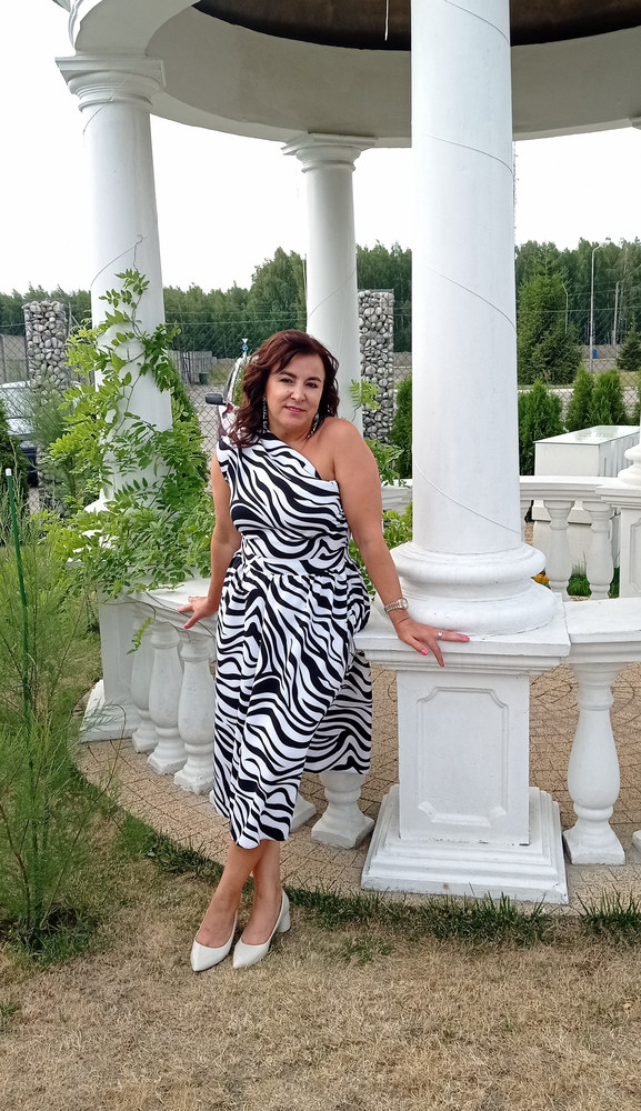 Красивое, эффектное платьице, но реально маломерит, я ношу размер 48, ну есть животик, пришлось брать эту модельку р 52)) что бы чувствовать себя комфортно. 