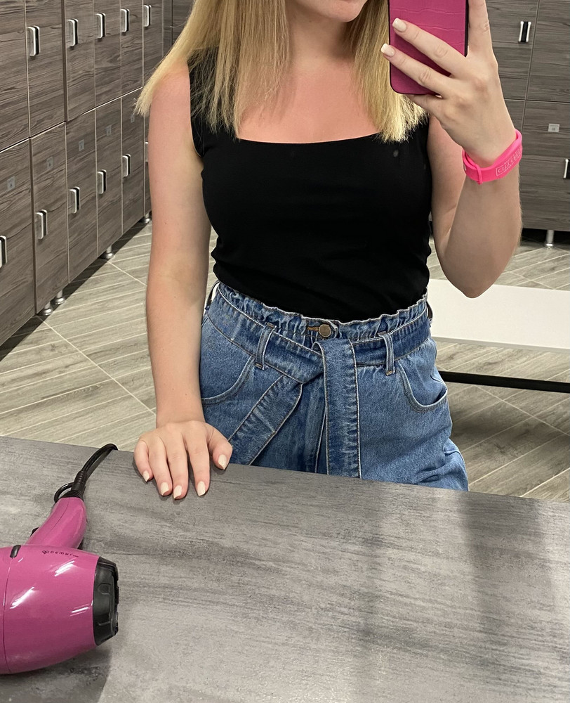 Рекомендую👍🏼 Ткань плотная, не «тряпочка», второй слой ткани в области груди (просвечивать не будет), длина стандартная. На объём груди 90, талии 70 взяла М. Сидит не в облипку. Если любите слишком обтягивающее - берите размер меньше. Если комфортнее, то размер в размер. Есть комментарии ниже, что лямки сбоку топорщатся при примерки, у меня было так же в пункте выдачи. Советую просто дома постирать и погладить - всё ляжет тогда как надо!