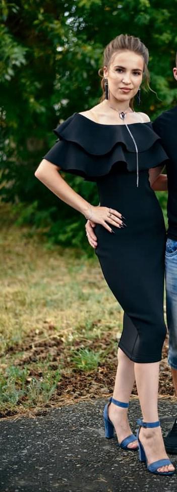 Это чудесное платье, идеально сидит по фигуре, на первый взгляд платье плотное, но в нём не жарко, и оно не мнётся! Я брала ХS на 42-44 свой размер, мои параметры 86-61-х
По таблице это М, но я поняла, что надо брать меньше