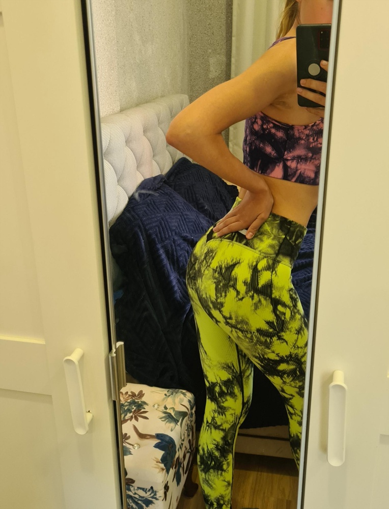 Взяла леггинсы и топ, только топ другого цвета, очень удобно, что можно самому подобрать как тебе надо! Очень яркий и красивый получился комплект! Качество очень крутое, мягкая плотная ткань в рубчик, не просвечивает вообще! 