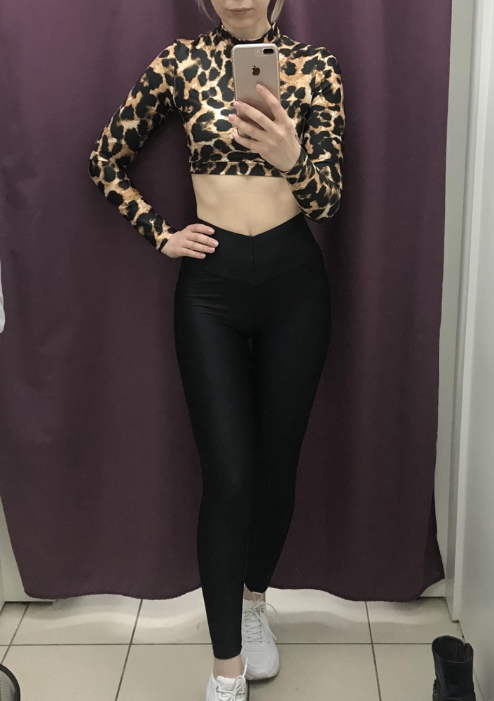 Ношу 42 размер, ОГ- 85. Размер производителя S (40-42) мне маловат - тянет в плечах и хочется немного одернуть вниз после выполнения ряда упражнений. Размер М (44-46) прилично так великоват - в пройме рукавов и широковат. Расцветка классная, сшит хорошо. Просьба к производителю пошить изделия еще и на размер 42-44, его прям не хватает в линейке рашгардов. 