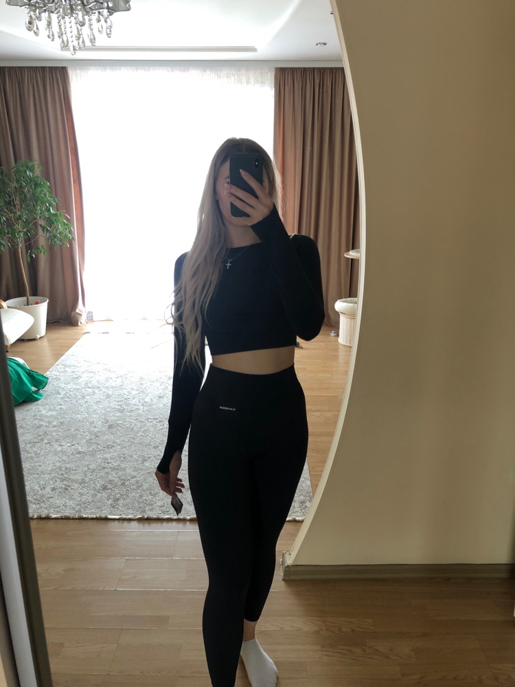 Самый идеальный костюм😍💣
Очень хорошего качества, размер соответствует заявленному, садится идеально на фигуру, резинка на талии утягивает, заказывала несколько разных от других продавцов, свой выбор остановила на этом, рост на этикетке указан 165 на мой 170 подошёл, цена подарок для такого костюма, в магазинах в два раза дороже и качество хуже
Для зала идеальный вариант 🏋🏼‍♀️