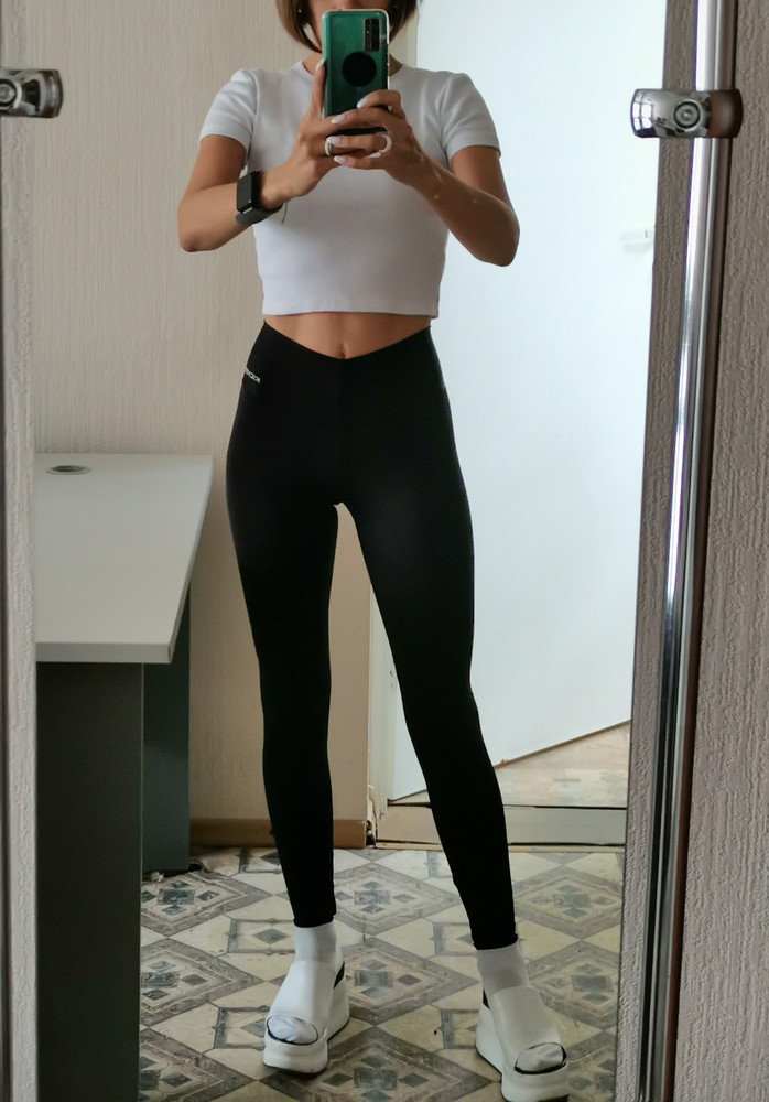 Просто отличные. Ткань плотная. Резинка из такой же ткани, как сами леггинсы, эластичная, соответственно нет грубых швов, ничего не давит и не перетягивает. На мои обьемы ОТ 61, ОБ 82 подошли идеально  (люблю вобтяг), при этом комфортно в них.