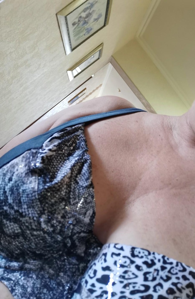 Очень ждала купальник, по размеру сел хорошо, но что с лифом? Правая чашка цветная ткань(с блеском которая) вся сборит, как будто пришита неправильно.Фото прилагаю. А так купальник понравился, выглядит богато, блеск в меру. Если кого-то не смущает, что цвет антрацит (скорее серый), а не черный, и плавки высокие - рекомендую.