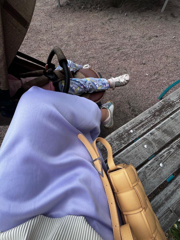 За эту цену я приятно удивлена. Очень красивый приятный цвет, длина на рост 176 как на фото, плотная достаточно тяжелая ткань для летней юбки, -  за счет этого не просвечивает, не выглядит слишком тонкой и не разлетается от минимального ветерка до ушей)  возможно, в других оттенках смотрится иначе. Но конкретно в лавандовом все как надо. 