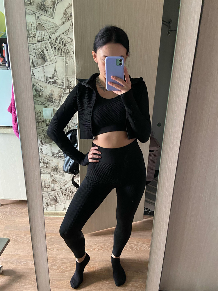 Костюм просто обалденный , я влюбилась в него , позже ещё закажу , сел идеально , взяла на свой 44  на размер больше - 46 