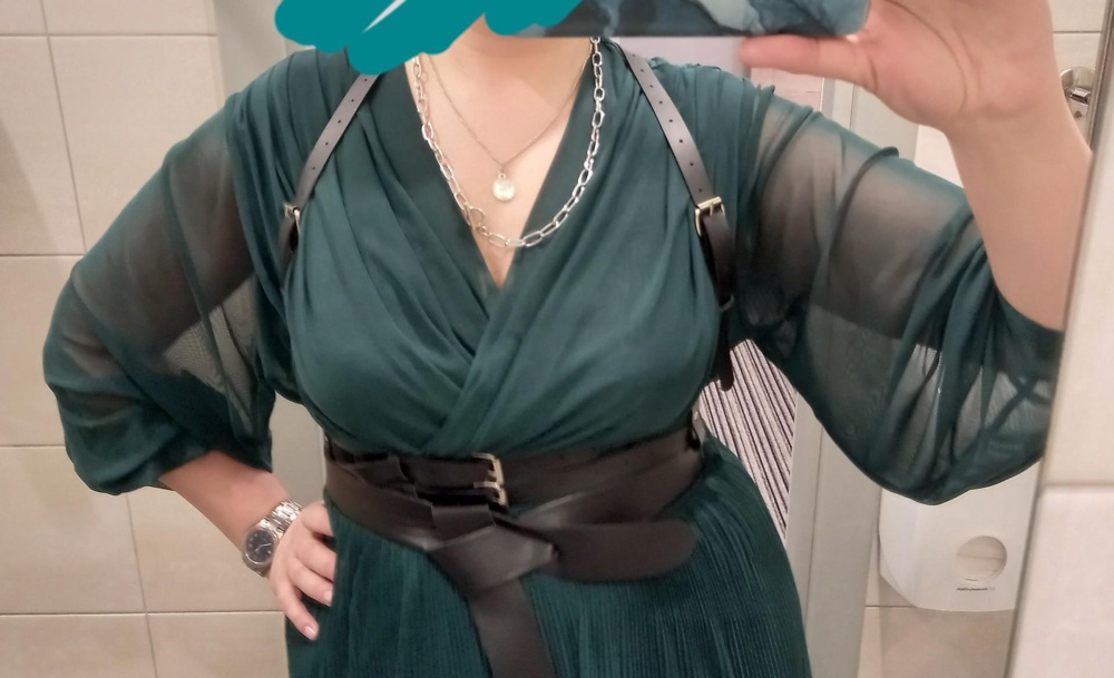 Отличная портупея, размер соответствует,  под грудью 90 осталось  3 -4 дырочки запаса. Качество ремешков хорошее,  запаха нет