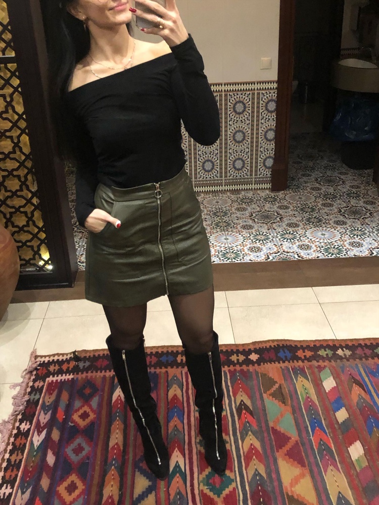 Мне очень понравился, ткань приятная к телу, размер соответствует