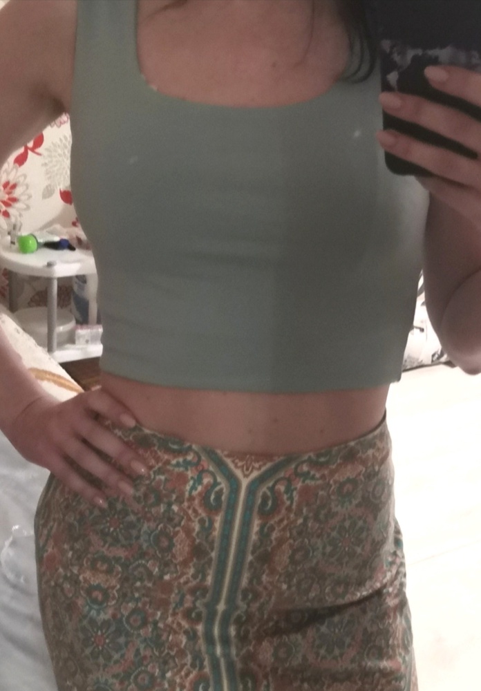 Топ хороший. Пошив качественный. Для меня коротковат. Мой рост 172. Остаётся полоса кожи до низа от талии.
Точки на фото наверное из-за нечистого зеркала 🙈