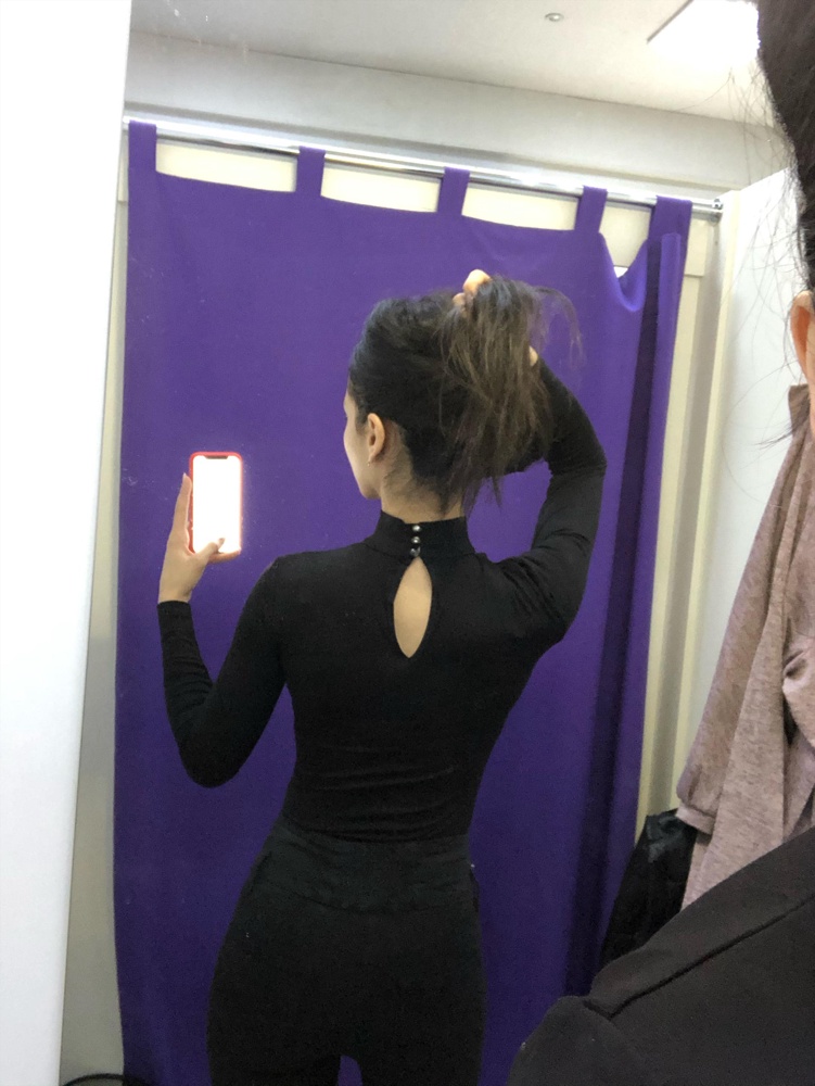 Какая приятная к телу , просто класс. Просто чёрная , но когда одеваешь такая эффектная ))