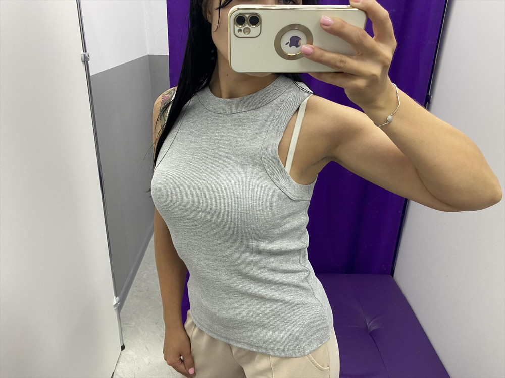 Майка -за такие деньги,очень достойного качества ,все красиво сшито ,швы ровные ,идеально села на 44 размер . Пришла быстро за 2 дня ! Пожалуй закажу ещё ! 