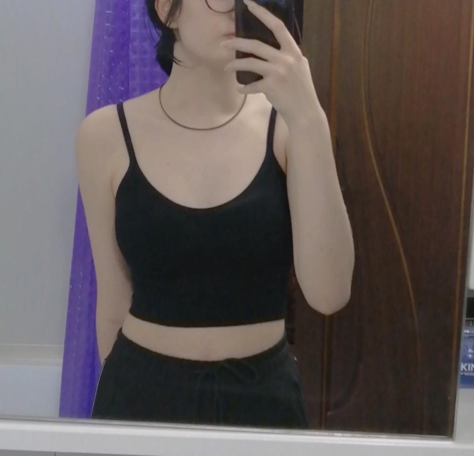 топ хороший, пришёл быстро. никаких дефектов нет, нитки не торчат. сидит нормально, да и выглядит неплохо! заказала ещё белый, но он уже несколько дней упакован на складе :( надеюсь, что придёт вовремя