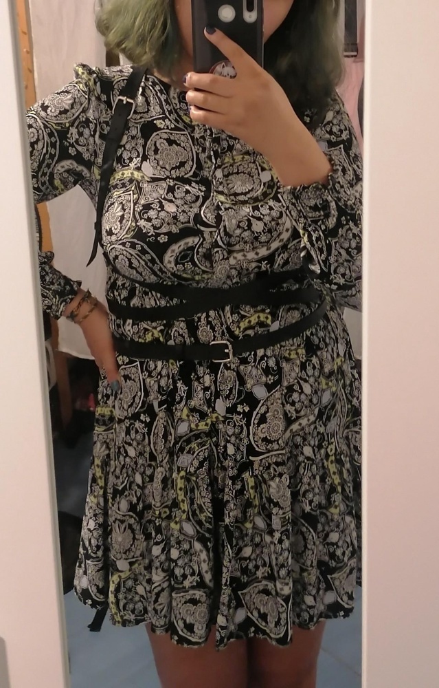 Честно сказать, после прочтения остальных отзывов я недолго сомневалась и ни о чем не пожалела. Штука действительно выглядит достаточно надежной, хотя о долгосрочном качестве покв рано говорить. Мягкая, регулируется, красивая, не вульгарная. Единственное что - маломерит, взяла сначала размер S, не посмотрев на размерную сетку, пришлось менять, так как ремешок не сошёлся, а я не то чтобы пухлая дама. Взяла в итоге L, чтобы наверняка, но наверное эмка тоже была бы ок. Рекомендую, в общем