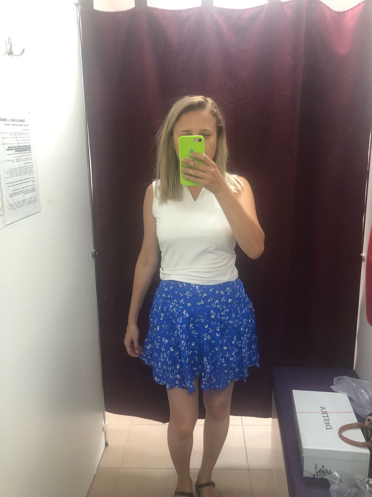 Юбка классная, ткань легкая, идея с шортиками отличная, однако возврат из-за кривого подола разной длины