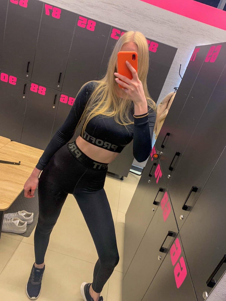 Понравилось качество и модель. Рост 180 см, размер топа 44