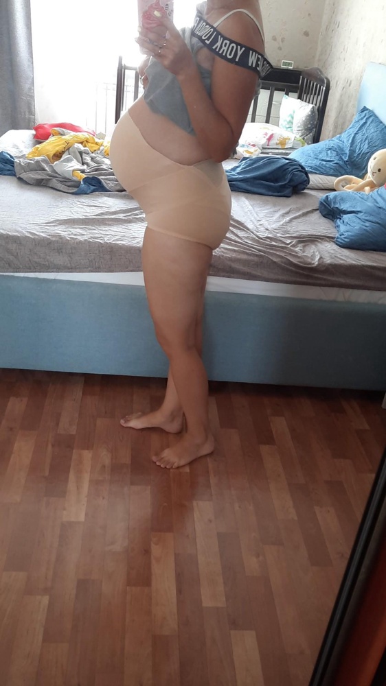 Отличный, удобный в надевании. По размеру. Под одеждой не заметен