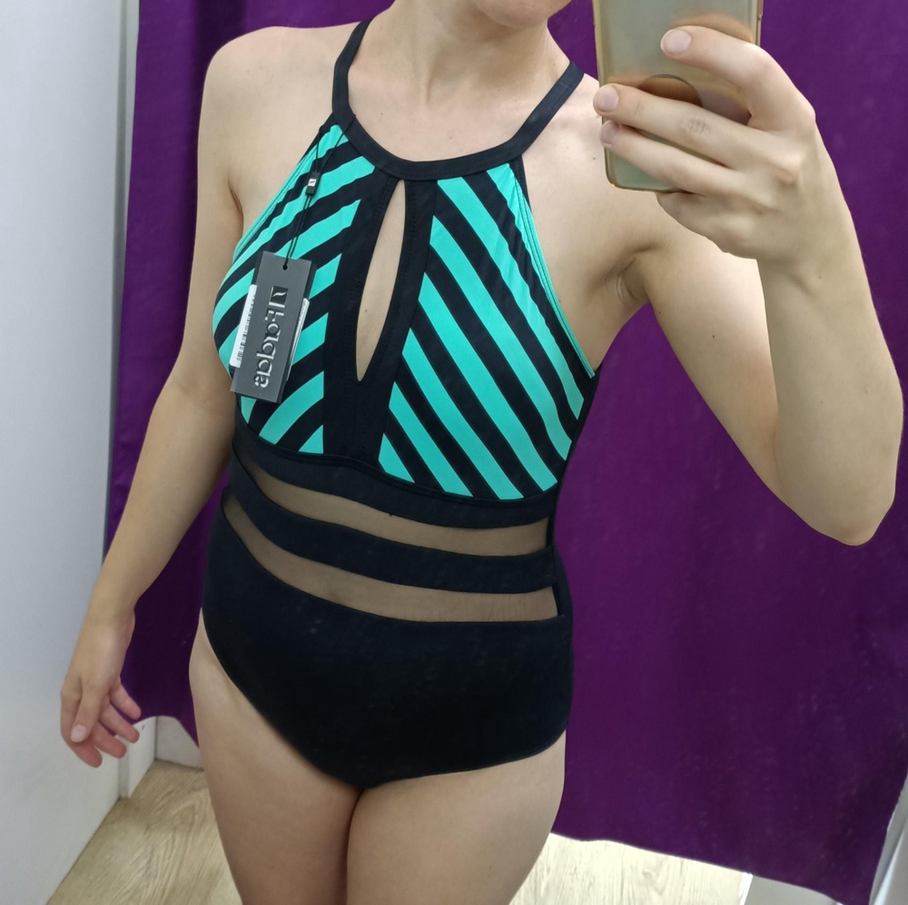 Хороший купальник. Мне понравился. Смутило, что на шею надавливали лямки, может размер чуть больше надо было или коротковат для моего тела. Специально не собирала живот, чтобы было видно как смотрится. Недостатки фигуры точно не подчёркивает. Брала р.44 на рост 165, вес 55.