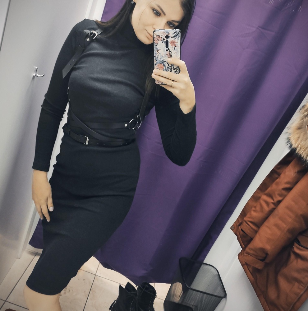 Удобная, красивая ,качественная. Я полностью довольна покупкой. На свой 44 ,взяла 44-46. И не прогадала. Пряжка идёт прямо по центру. Если сомневаетесь в размере, делайте выбор в пользу большего.