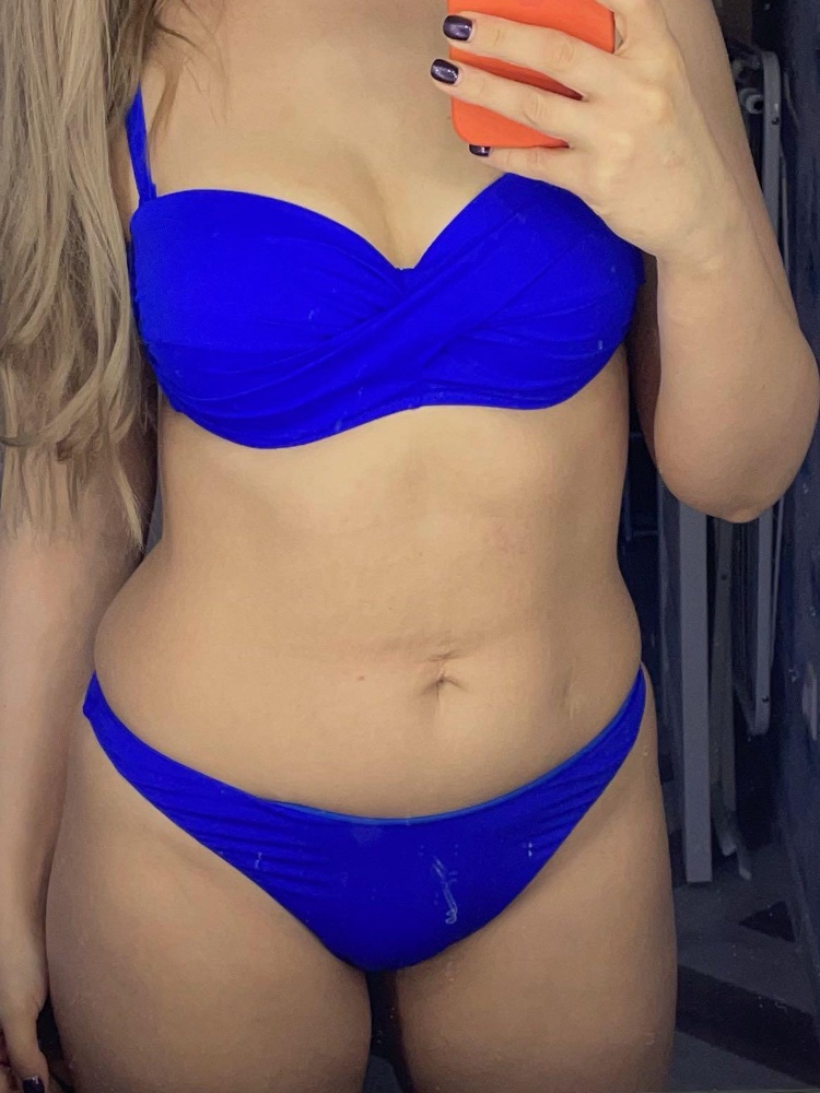 Купальник супер ! Вопросы только к самой службе доставки , так как пакет пришёл разорванный , липучка на трусах была в волосах , конечно это отталкивает , следущий раз купальник заказывать онлайн не буду через вайлдбериз. А сама модель купальника супер , хорошо подойдёт фигуристым девушкам , так как отлично собирает грудь , плавки заканчиваются ровно там , где надо , чтобы не обрисовывать живот , но и не слишком низко , так что он не нависает над трусами ,брала самый большой размер , на мои параметры 98-78-102 сел хорошо , да плавки хочется чуточку свободней , но это кто как любит . Купальник пришёл целый , в комплекте двое плавок . Рекомендую к покупке . 