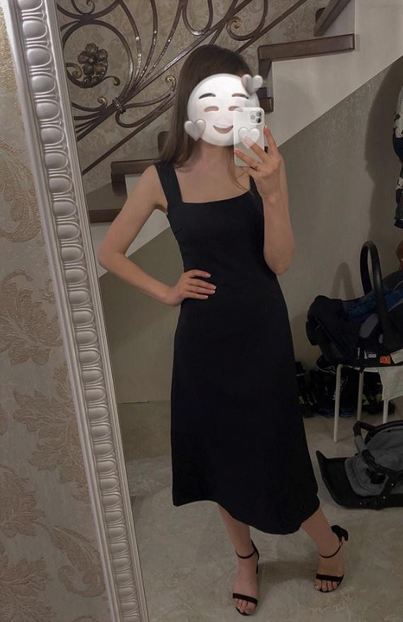 Вот оно, то самое ... чёрное платье). Не мнется, ткань очень приятная. Можно носить на рубашку, можно под жакет, и как вечерний вариант. Длина ниже колена. Пересмотрела разные варианты, этот лучший... Качество швов👍, и цена приятная. Спасибо производителю. Однозначно рекомендую.